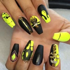 Daily Charme Dollar Store Skeleton Hand / Gold